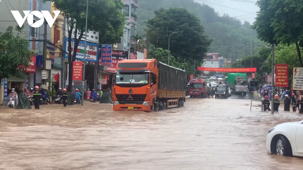 Khơi thông dòng chảy, khắc phục ngập úng cục bộ các tuyến đường ở Sơn La